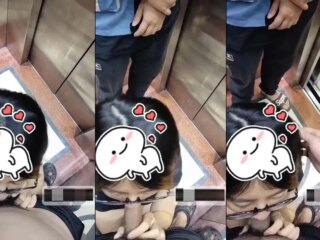 Clip: Bé sugar baby hồn nhiên bú cu trong thang máy thì bất ngờ có người lạ vào em mặc kệ